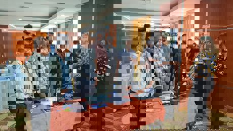 Mir Verkaaik giving the communications impact training. Reviewing the impact video's together.